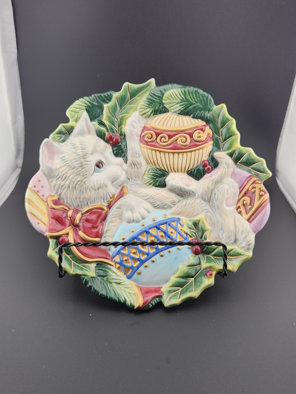 Fitz and Floyd White Cat Holiday Plate with Red Bow and Green Holly
